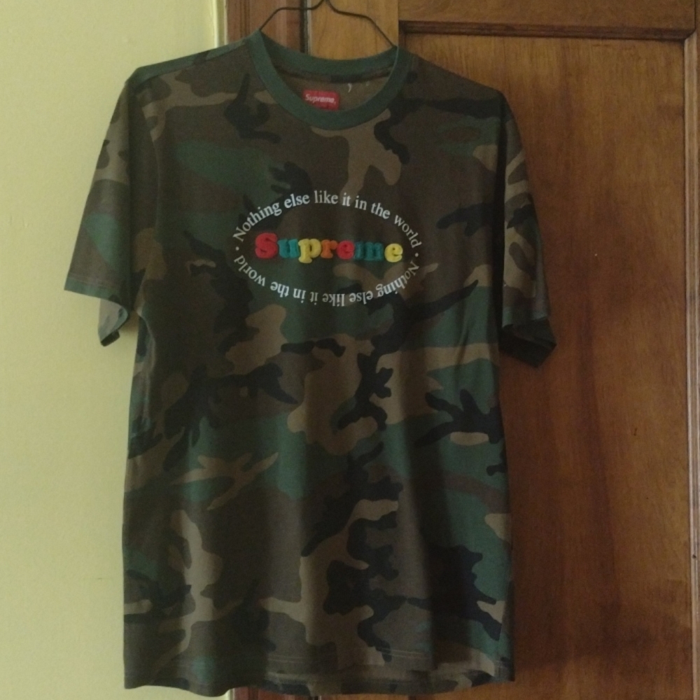 Supreme t-shirt brand new never worn NWOT